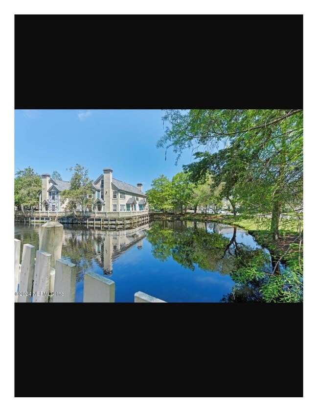 Building Photo - 13700 Richmond Park Dr N