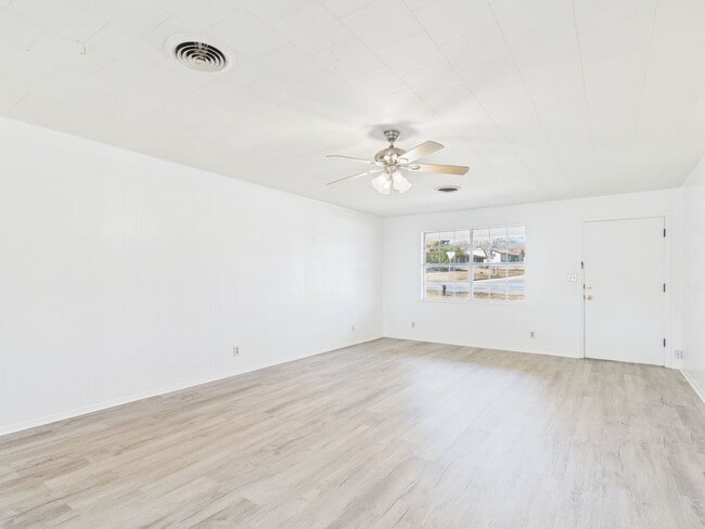 Foto del edificio - 100 NW Hills Dr