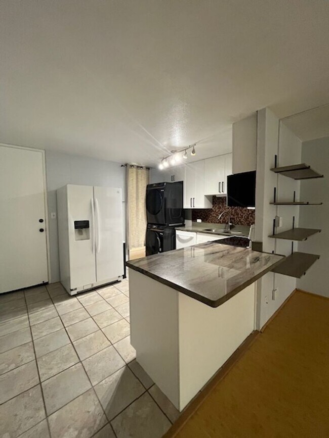 Building Photo - 2 bedroom/1 bath Ground-level unit nestled...