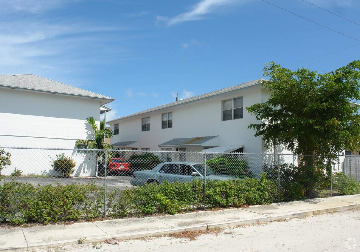 Building Photo - 1030 S A St