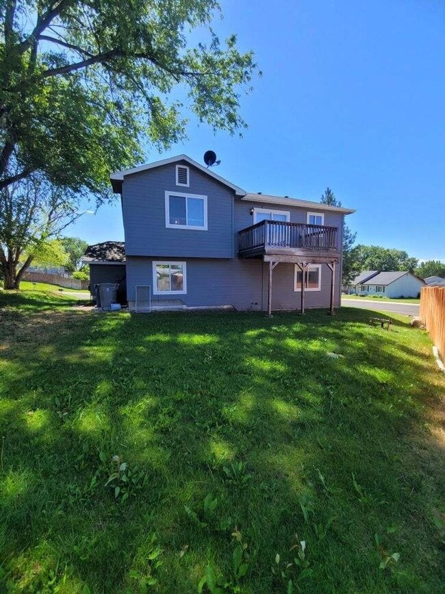 Building Photo - 3200 Robinhood Loop