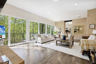 Building Photo - 201 Vanderpool Ln
