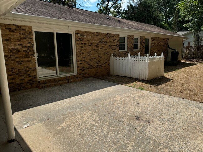 Building Photo - Cute and Spacious Brick Ranch Eastside Hom...