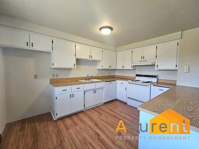 Foto del edificio - MOVE IN SPECIAL: $500 OFF on First Full Months Rent! Charming 2-Bedroom 4-plex in Prime Ashland L...