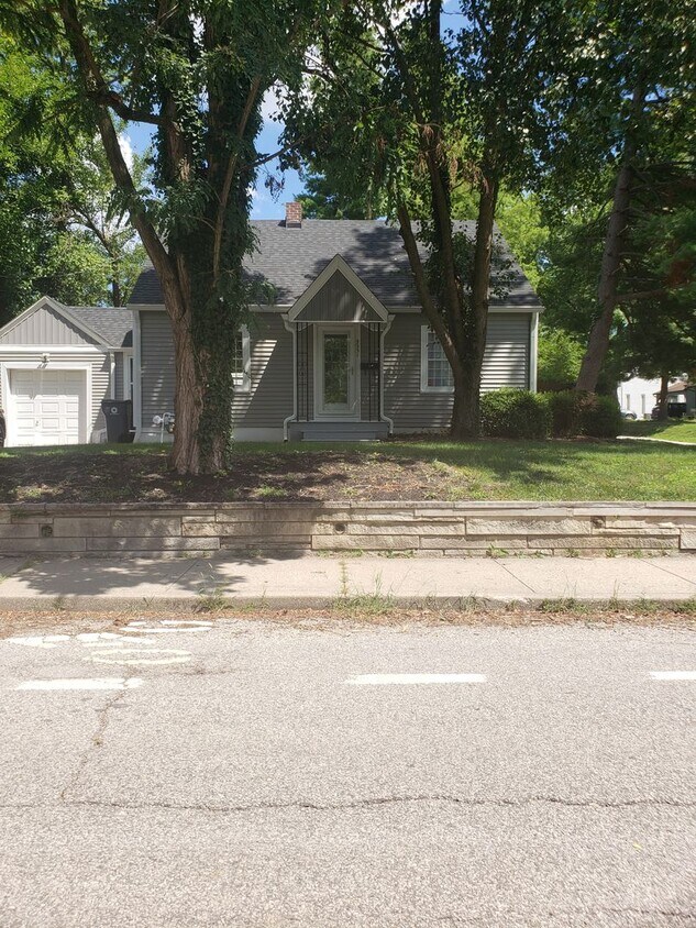 Foto principal - Spacious 3 bedroom, 1 bath Home - Availabl...