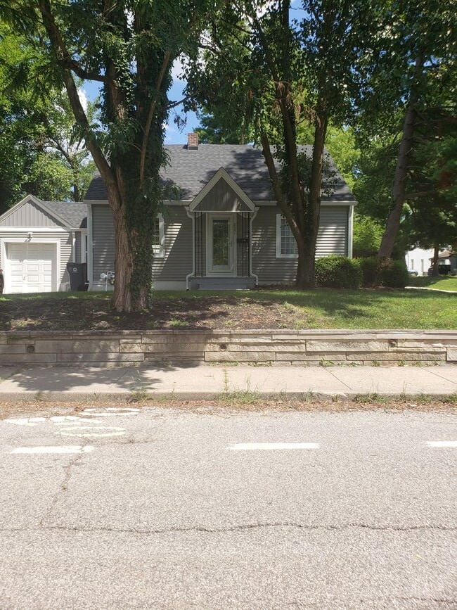 Building Photo - Spacious 3 bedroom, 1 bath Home - Available July 2026!