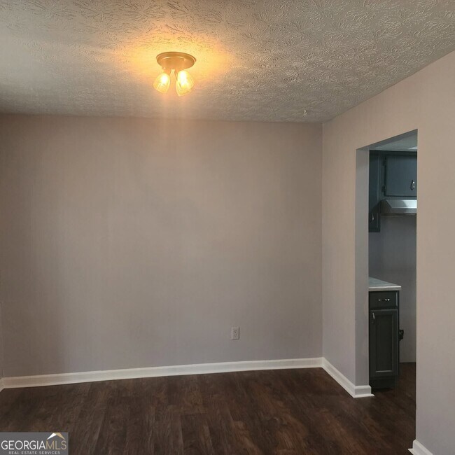 Foto del edificio - 6572 Sleepy Hollow Ln