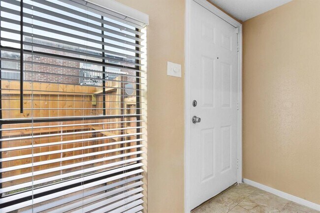 Foto del edificio - 9550 Deering Dr
