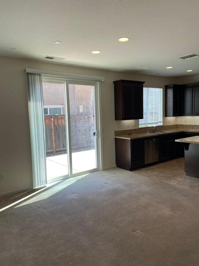 Foto del edificio - Close to Folsom High School! - 3 Bdrm, 2.5 bath