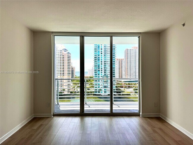 Foto del edificio - 335 S Biscayne Blvd