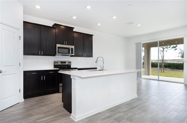 Foto del edificio - 7137 Dilly Lake Ave