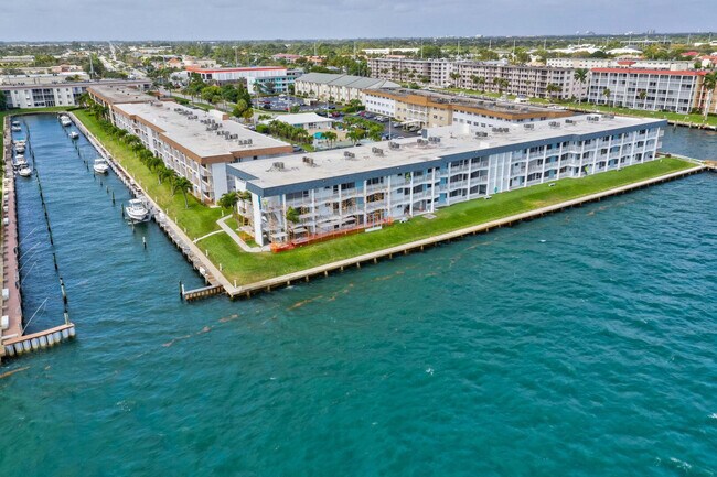 Foto del edificio - 100 Shore Ct