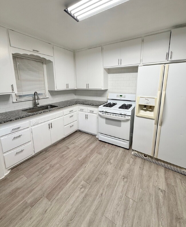 Building Photo - Charming 4-Bedroom Home with Spacious Layo...