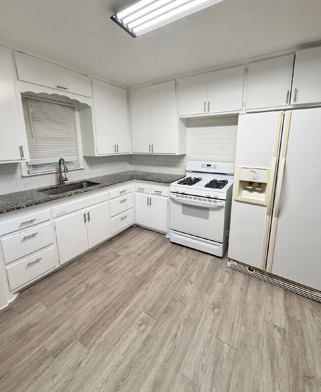 Foto del edificio - Charming 4-Bedroom Home with Spacious Layo...