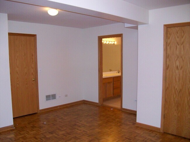 Foto del edificio - Large 3 bed/ 2 bath garden unit Available July 1
