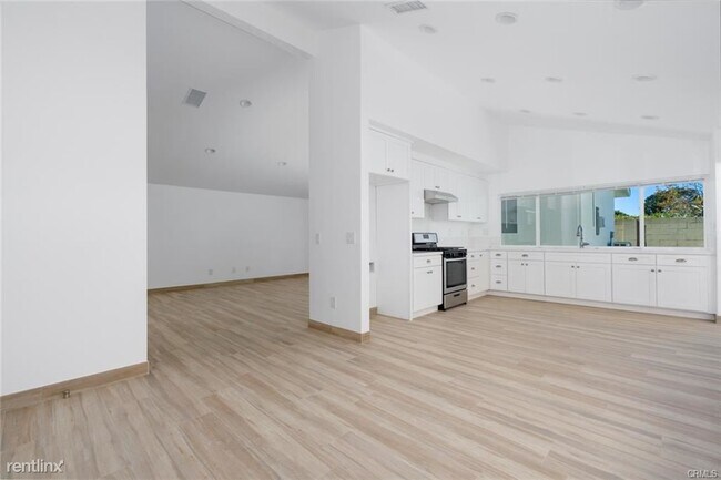 Building Photo - 4 br, 2 bath Duplex - 3410 S Woodland Pl