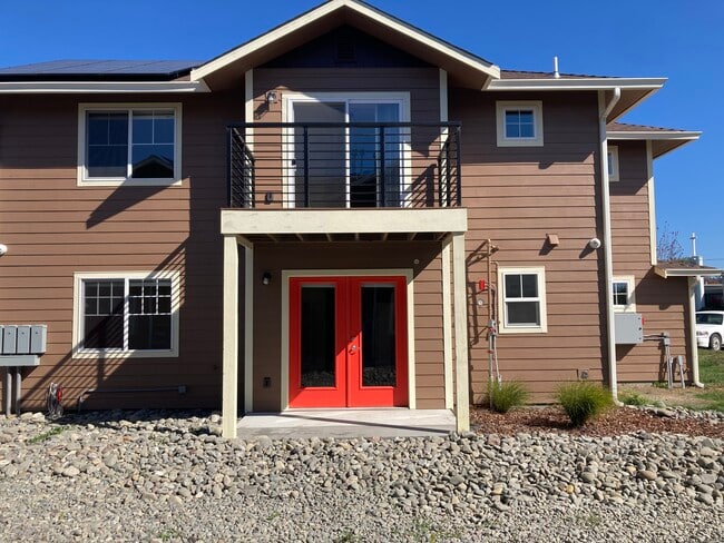 Otro - 2042 Smith Ln