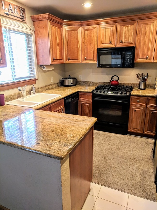 Kitchen - 845 Southwood Blvd