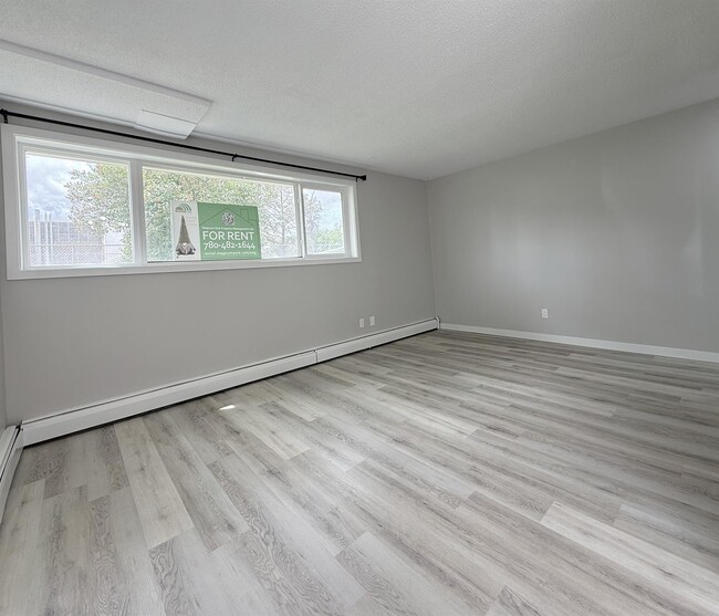Building Photo - 1 Bed 1 Bath Unit in Edmonton, AB