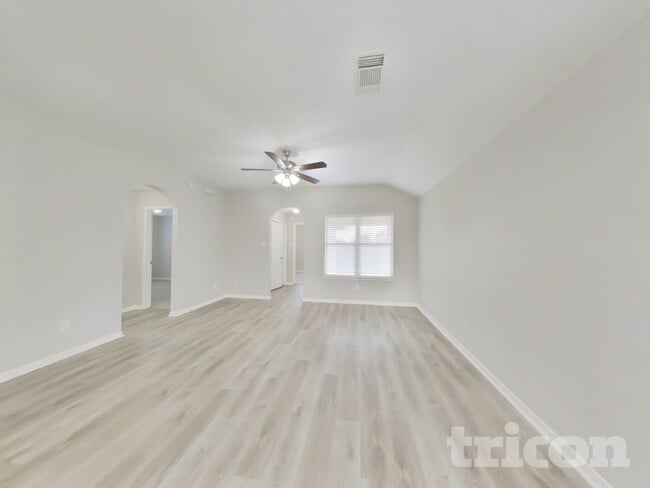 Foto del edificio - 7402 Deloache Ave