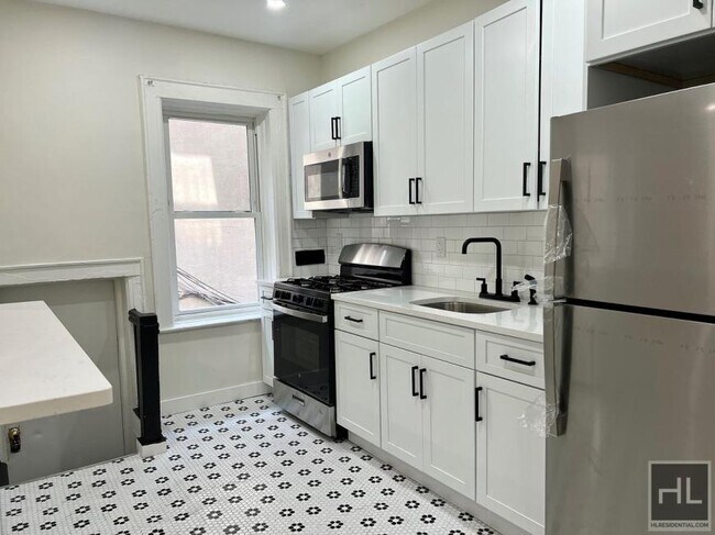 Foto del edificio - 4 bedroom in BROOKLYN NY 11207