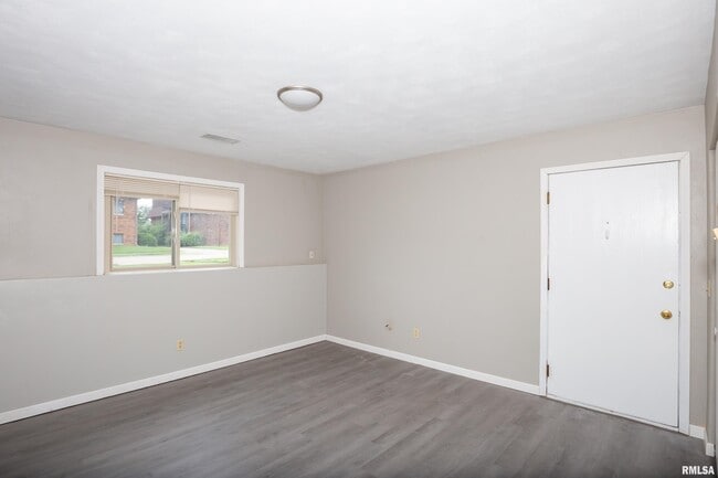 Foto del edificio - 3430 Holiday Ct