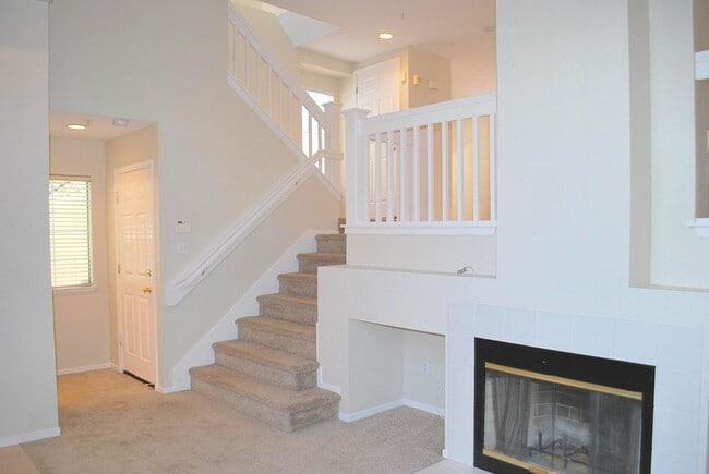 Foto del edificio - Bright & Modern Townhouse in Beautiful Danville! Close to Blackhawk Plaza!