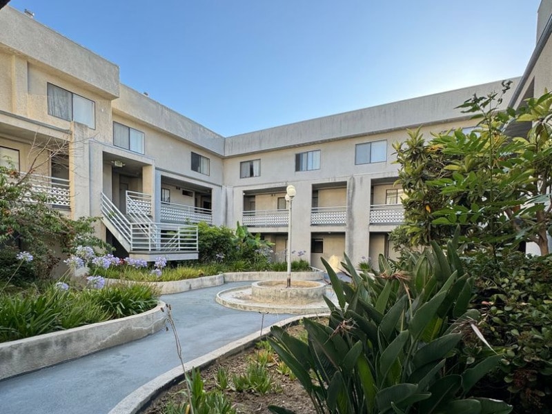 Building Photo - 550 West Stocker Street Apartments