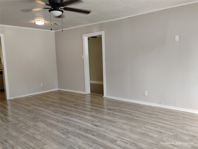 Foto del edificio - 5954 Doolittle Blvd