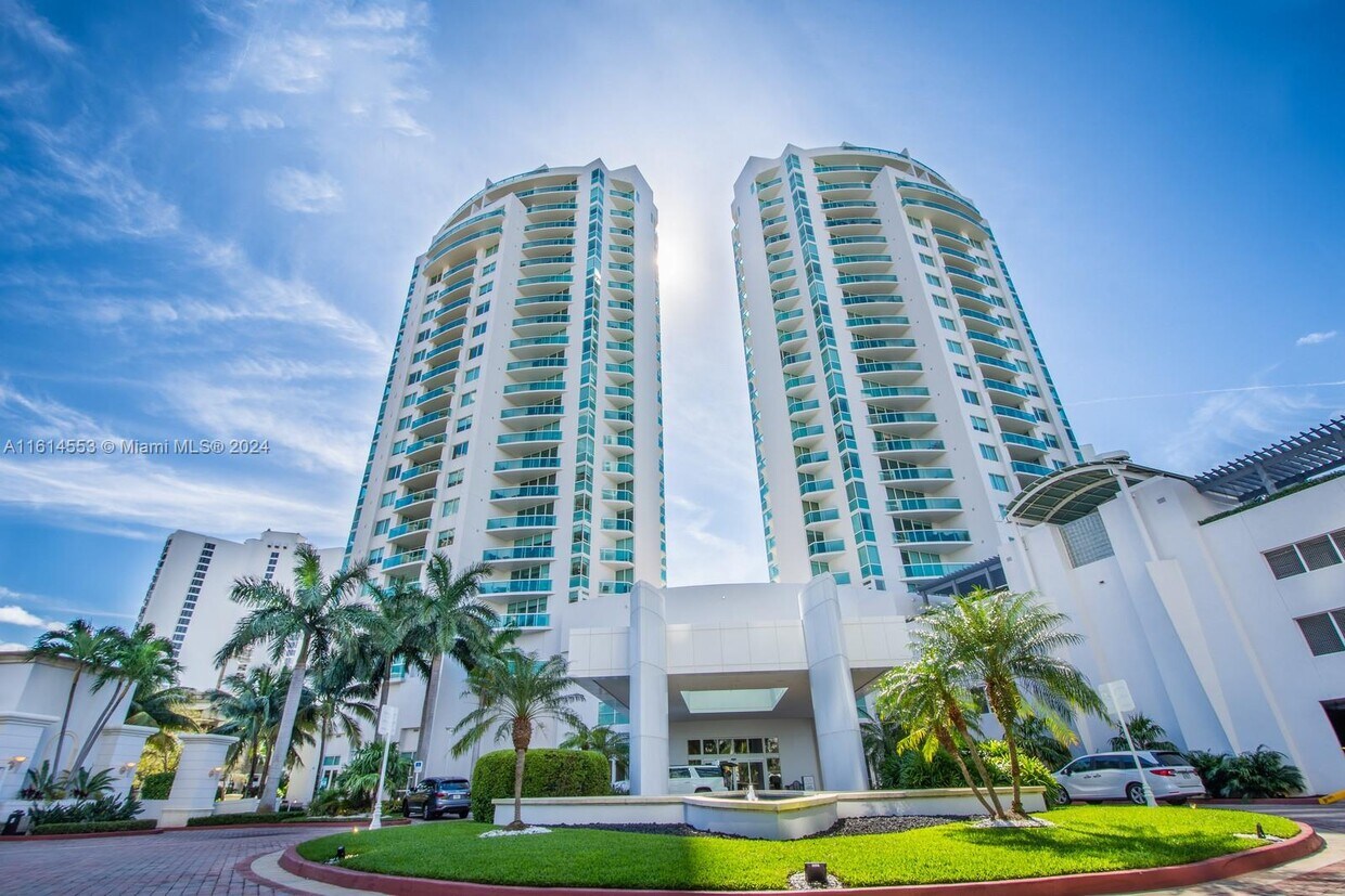 Primary Photo - 19400 Turnberry Way