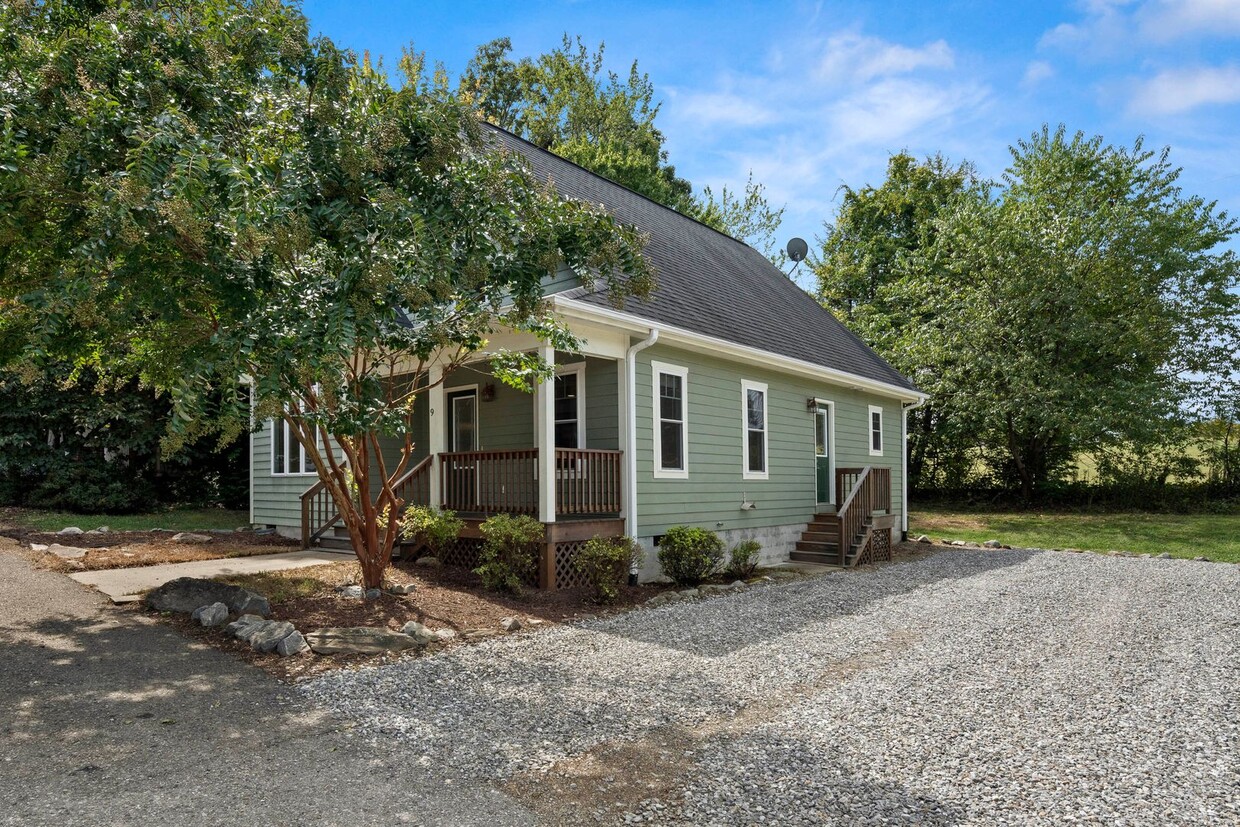 Primary Photo - Charming Two-Level House in Candler