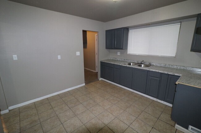 Foto del edificio - BEAUTIFUL NEWER HOME NEAR THE HIGHWAY SECT...