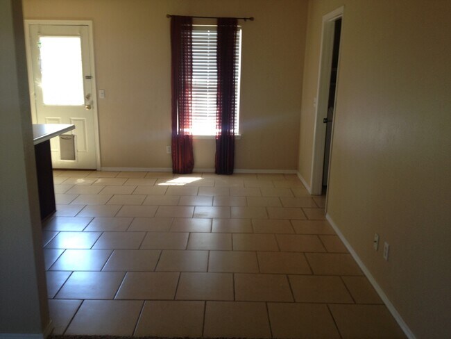 Building Photo - 3 Bedroom 2 Bath Home With Privacy-Fenced ...