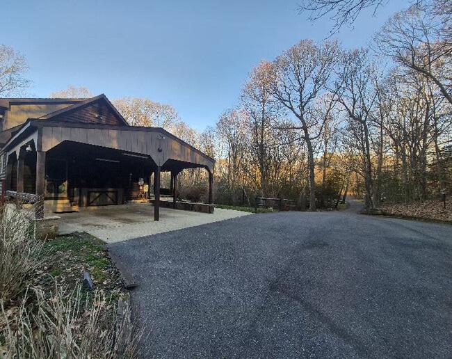 Foto del edificio - 3550 Holderness Ln