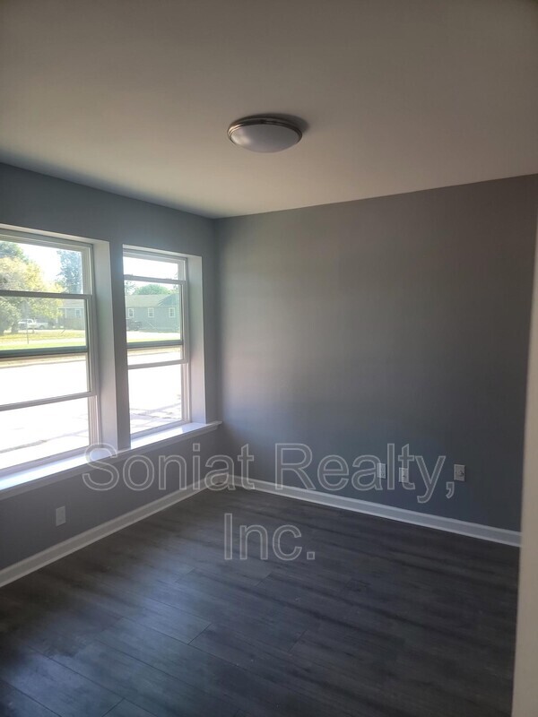 Building Photo - 1725 Nunez St