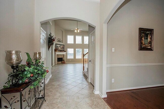 Building Photo - 16923 Locust Springs Dr