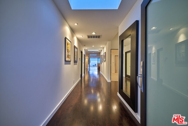 Building Photo - 845 N Las Palmas Ave