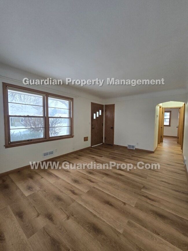 Building Photo - Available now and move-in special! House with extra office/bonus room! new LVP flooring throughou...