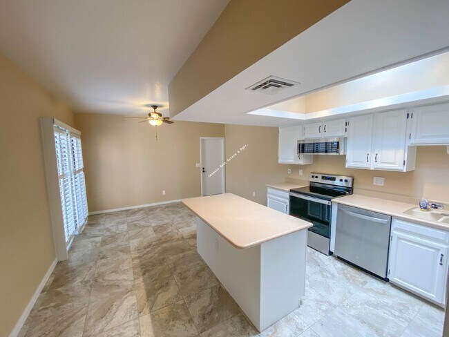 Foto del edificio - "Charming 2-Bed, 2-Bath Townhouse with Cozy Fireplace in Tucson's Scenic Sunrise Territory neighb...