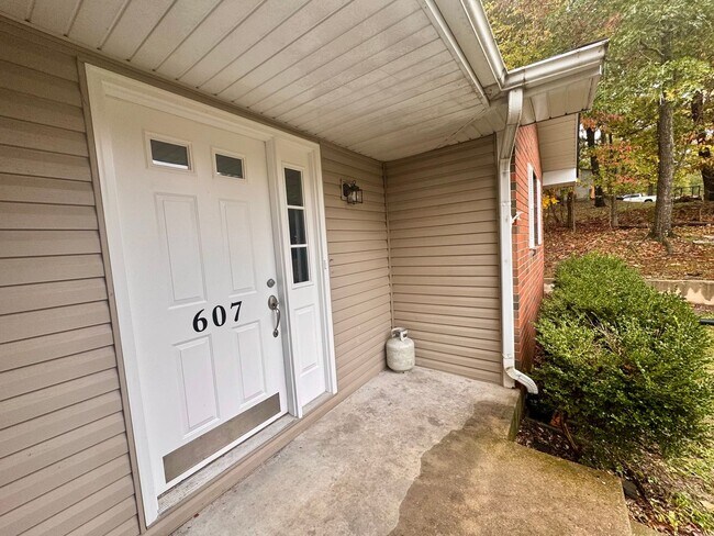 Building Photo - Newly Remodeled
