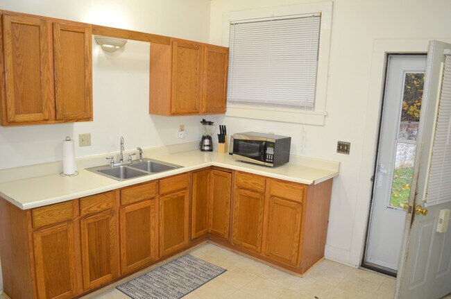 Foto del edificio - 17360 Riverside Dr
