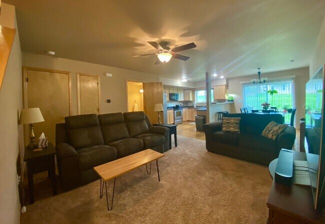 Building Photo - $1,900| 3 Bedroom, 2.5 Bathroom Home | Cat...
