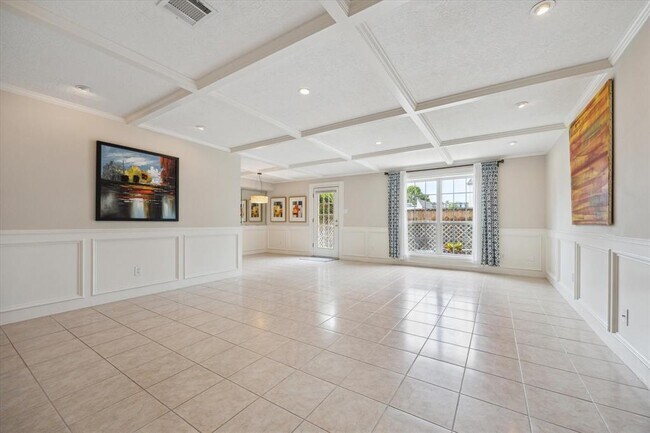 Building Photo - 361 N Post Oak Ln