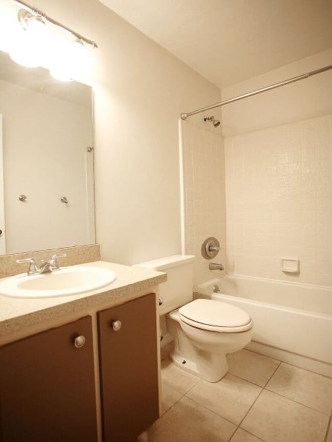 Building Photo - Beautiful 2 bedroom condo located in the u...