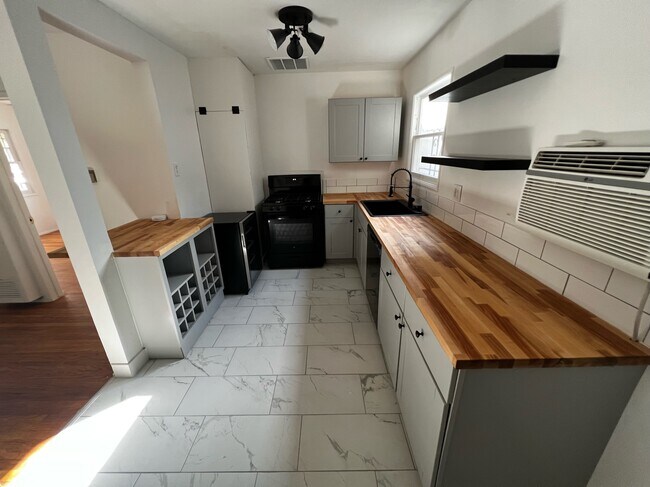 Foto del edificio - 4925 Klump Ave