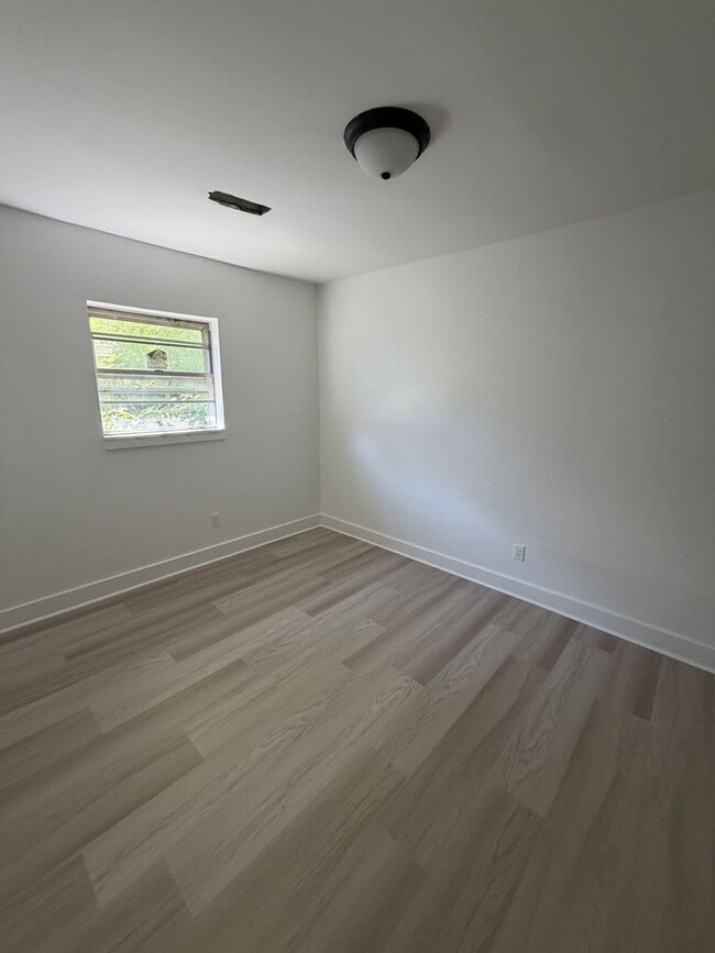 Building Photo - A spacious and inviting 4-bedroom, 2-bath unfurnished home