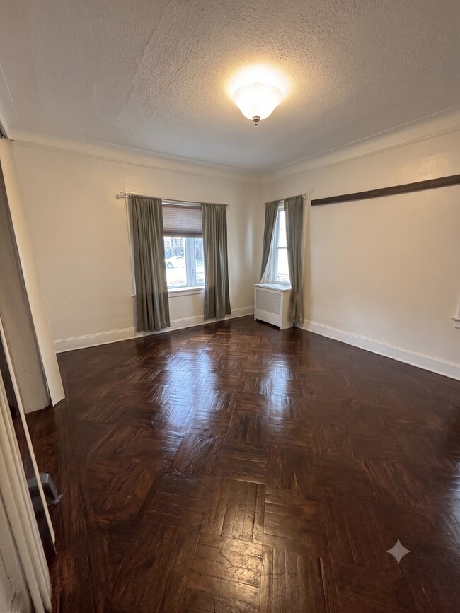 Foto del edificio - 4-Bedroom, 1-Bathroom Residence w/ Washer and Dryer