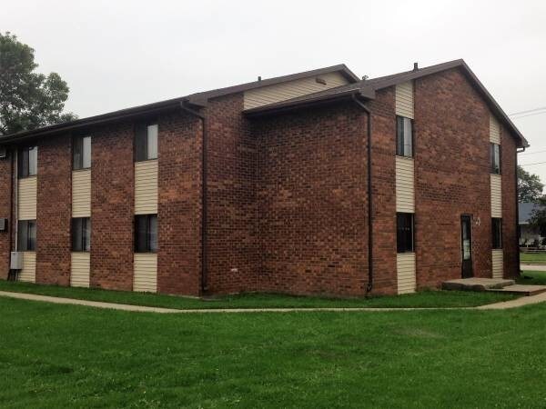 Hermoso apartamento de 2 habitaciones en planta baja - 904 E Airport Rd