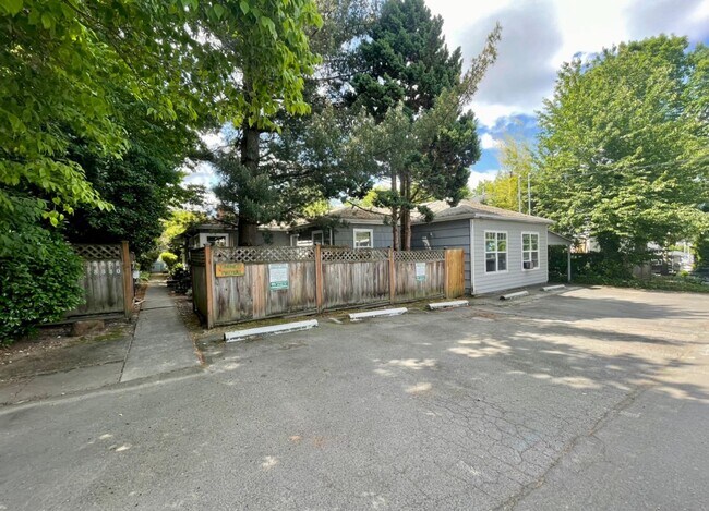 Foto del edificio - Spacious One Bedroom in Quiet 5 Plex with ...