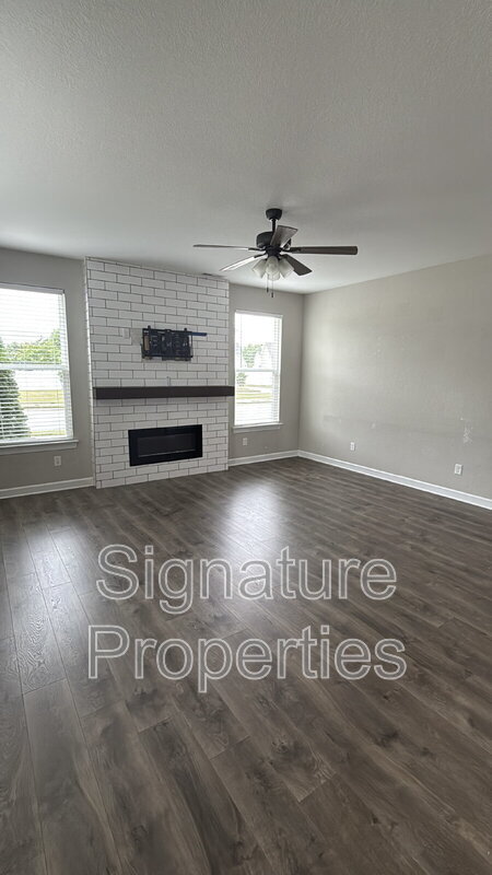 Foto del edificio - 100 Sandalwood Ln